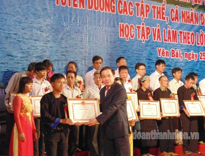 Chang A Dê nhận bằng khen của UBND tỉnh Yên Bái trong buổi tuyên dương